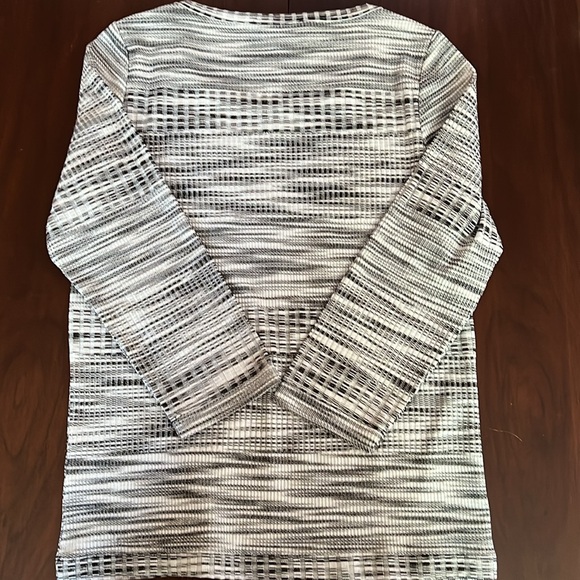 Black and white shirt - Picture 4 of 7